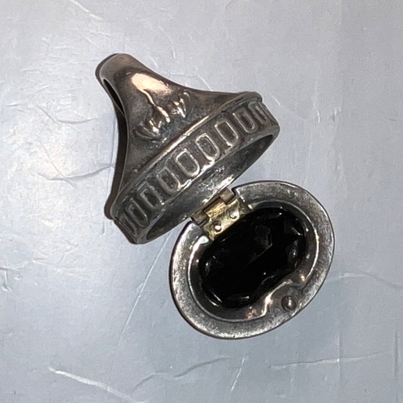 Oversized Pewter & Black Oval Poison Ring - Picture 4 of 7